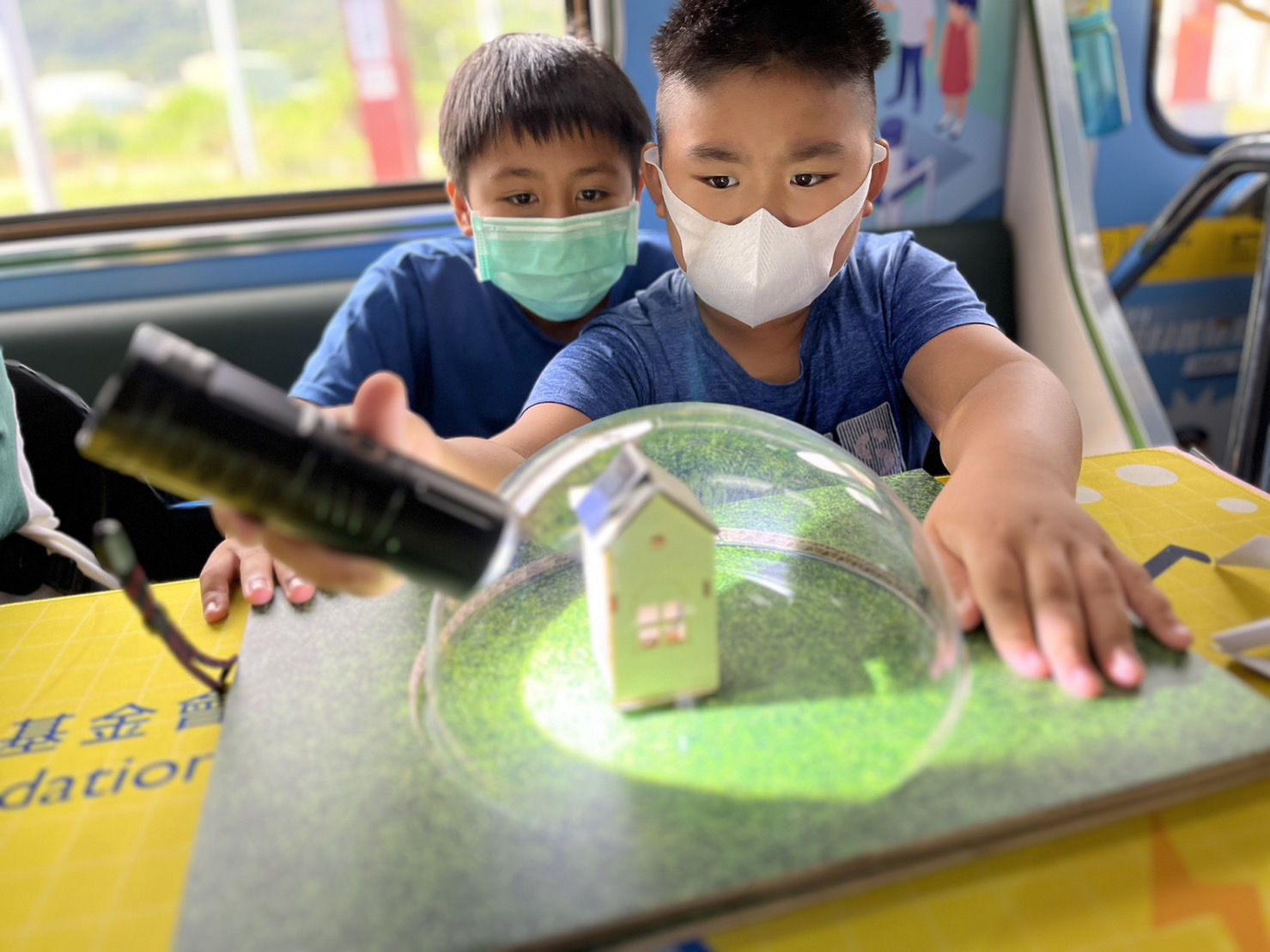 G22恒峰參與基礎科學主題車廂，以STEAM教學精神，設計「逐日科學家」、「太陽能工程師」以及「淨零建築師」三大能源科普課程和實驗